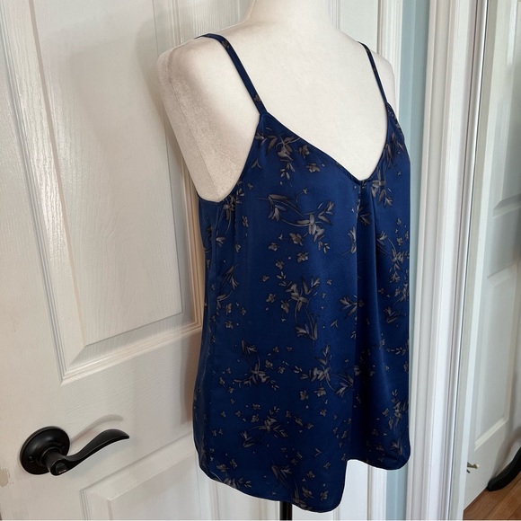 Vince Women’s 100% Silk Navy Floral Camisole Small Pleat Delicate Feminine Prep - Picture 3 of 8